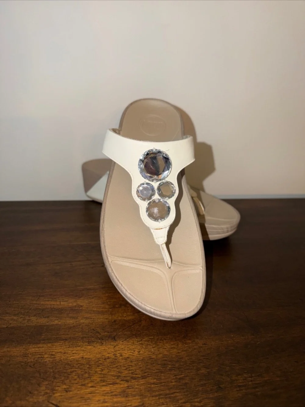 FitFlop White Rhinestone Thong Sandals Comfort Slip On Synthetic Women’s 7 NWOT